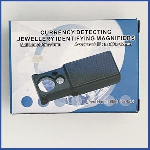 Loupe de poche lumineuse rétractable. grossissement 30x21/60x12 mm